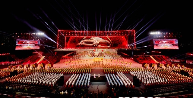 Không cần đợi giao thừa, 'vua pháo hoa' Sun Group khiến Mỹ Đình rực sáng như lễ hội pháo hoa thế giới- Ảnh 3.