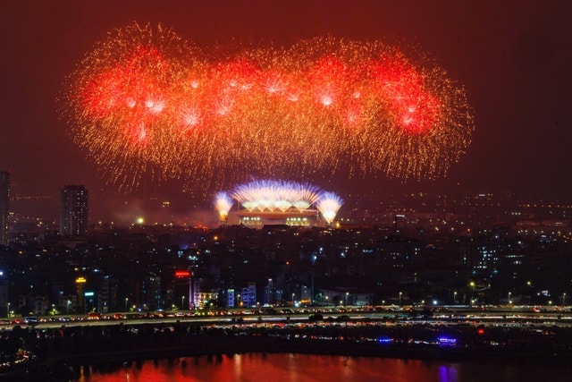 Không cần đợi giao thừa, 'vua pháo hoa' Sun Group khiến Mỹ Đình rực sáng như lễ hội pháo hoa thế giới- Ảnh 1.