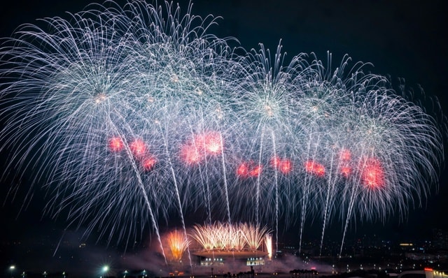 Không cần đợi giao thừa, 'vua pháo hoa' Sun Group khiến Mỹ Đình rực sáng như lễ hội pháo hoa thế giới- Ảnh 10.