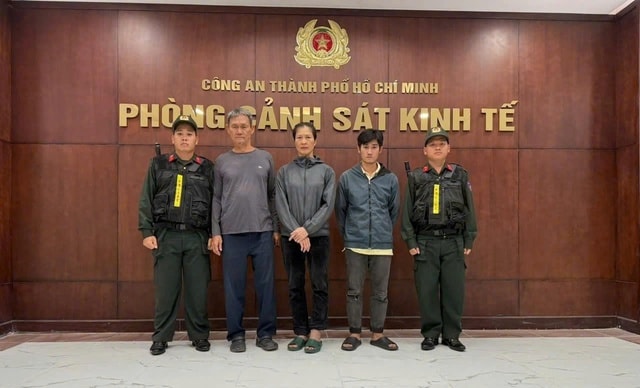 Triệt phá đường dây sản xuất thuốc đông y giả chứa chất tân dược nguy hiểm ở TPHCM- Ảnh 5. Triệt phá đường dây sản xuất thuốc đông y giả chứa chất tân dược nguy hiểm ở TPHCM- Ảnh 5.