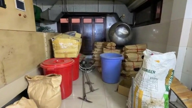 Triệt phá đường dây sản xuất thuốc đông y giả chứa chất tân dược nguy hiểm ở TPHCM- Ảnh 6. Triệt phá đường dây sản xuất thuốc đông y giả chứa chất tân dược nguy hiểm ở TPHCM- Ảnh 6.