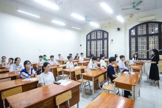 Không trực tiếp đứng lớp, nhà giáo có bị cắt phụ cấp thâm niên?- Ảnh 1.