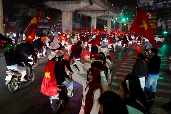 Hình ảnh người dân xuống đường mừng chiến thắng của U23 Việt Nam- Ảnh 10. Hình ảnh người dân xuống đường mừng chiến thắng của U23 Việt Nam- Ảnh 10.