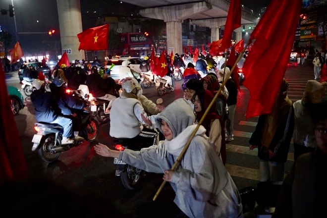Hình ảnh người dân xuống đường mừng chiến thắng của U23 Việt Nam- Ảnh 9. Hình ảnh người dân xuống đường mừng chiến thắng của U23 Việt Nam- Ảnh 9.