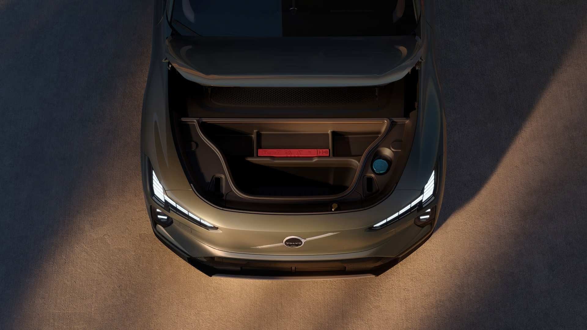 Do không sử dụng động cơ đốt trong, Volvo EX60 được trang bị thêm một khoang hành lý phía trước (frunk) tiện lợi. Khu vực này có không gian đủ rộng để chứa cáp sạc, bộ dụng cụ sửa chữa nhanh hoặc các vật dụng cá nhân nhỏ, giúp tối ưu hóa khả năng lưu trữ tổng thể của xe.