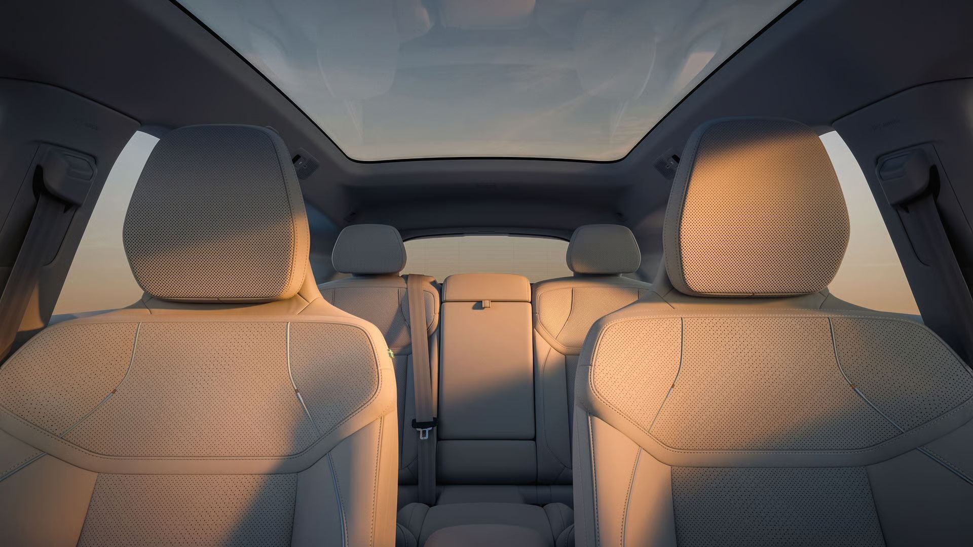 Không gian bên trong sử dụng các loại vật liệu tái chế cao cấp nhằm bảo vệ môi trường. Điểm nhấn là dàn âm thanh Bowers & Wilkins với hệ thống loa bố trí khắp cabin, mang lại chất lượng âm thanh trung thực và sống động.