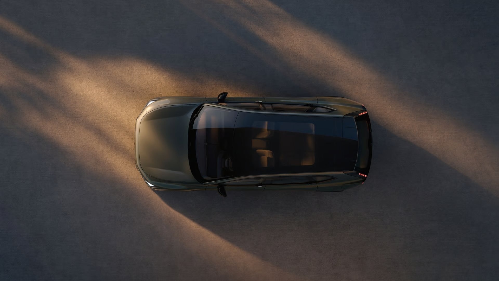 Hệ thống trần kính toàn cảnh kéo dài từ hàng ghế trước ra phía sau là điểm nhấn trong cabin. Trang bị này giúp không gian nội thất trở nên thoáng đãng, tận dụng tối đa ánh sáng tự nhiên nhưng vẫn đảm bảo khả năng cách nhiệt và chống tia UV hiệu quả cho hành khách.