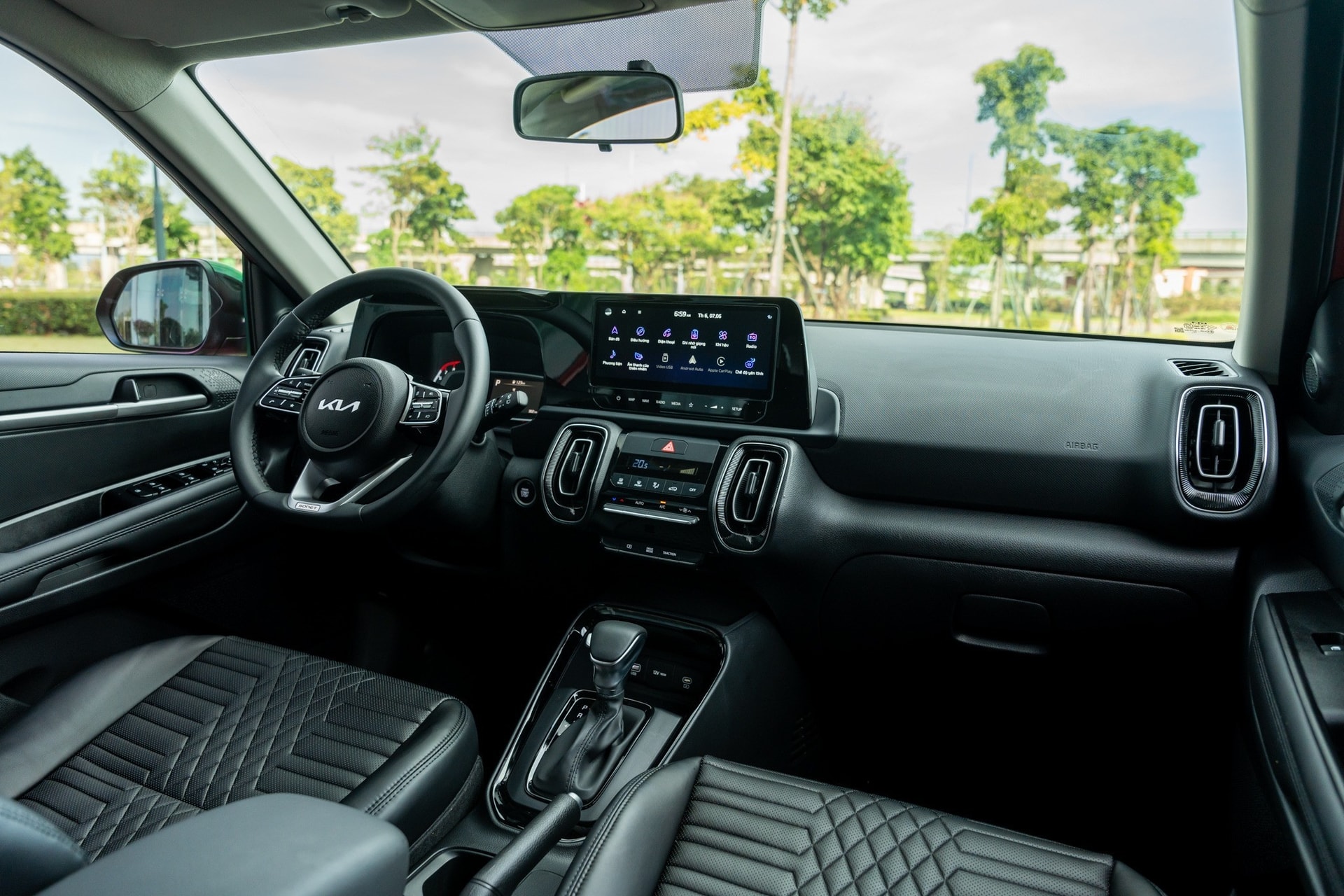 Khoang lái của Sonet mới có thiết kế gọn gàng và thời trang.