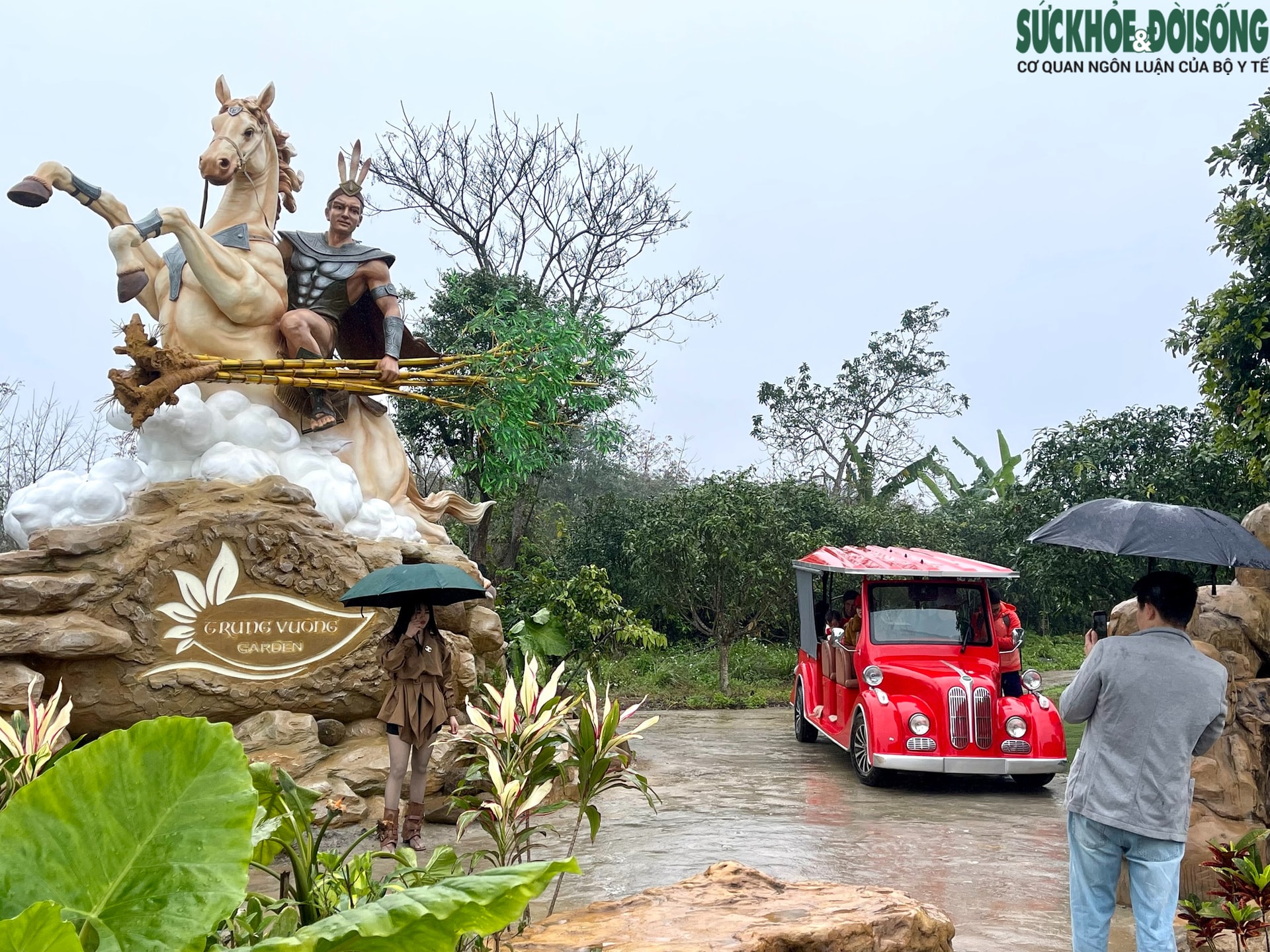 Cận cảnh bức tượng Thánh Gióng cưỡi thiên mã siêu thực gây 'sốt' cộng đồng mạng- Ảnh 1.