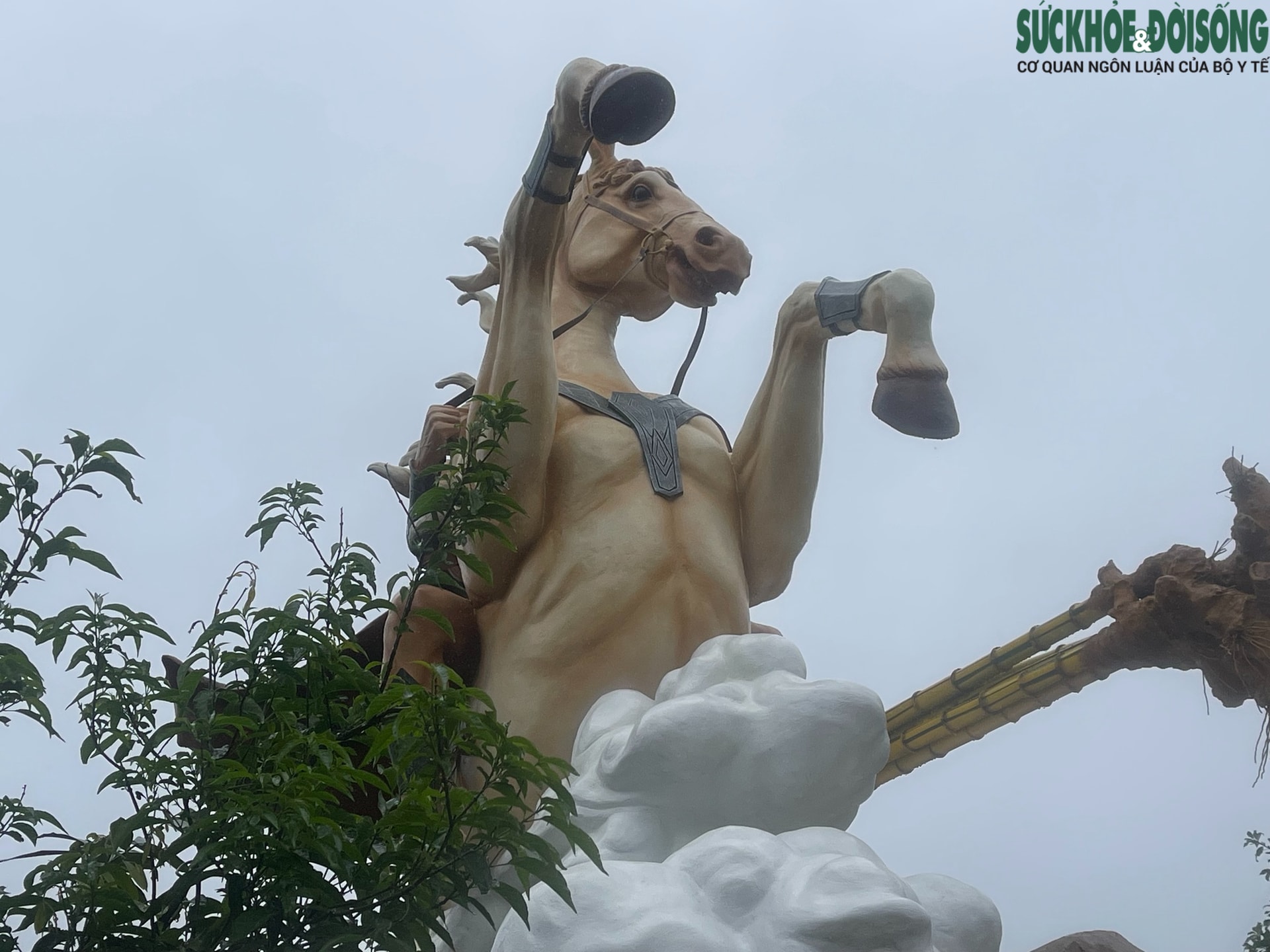 Cận cảnh bức tượng Thánh Gióng cưỡi thiên mã siêu thực gây 'sốt' cộng đồng mạng- Ảnh 2.