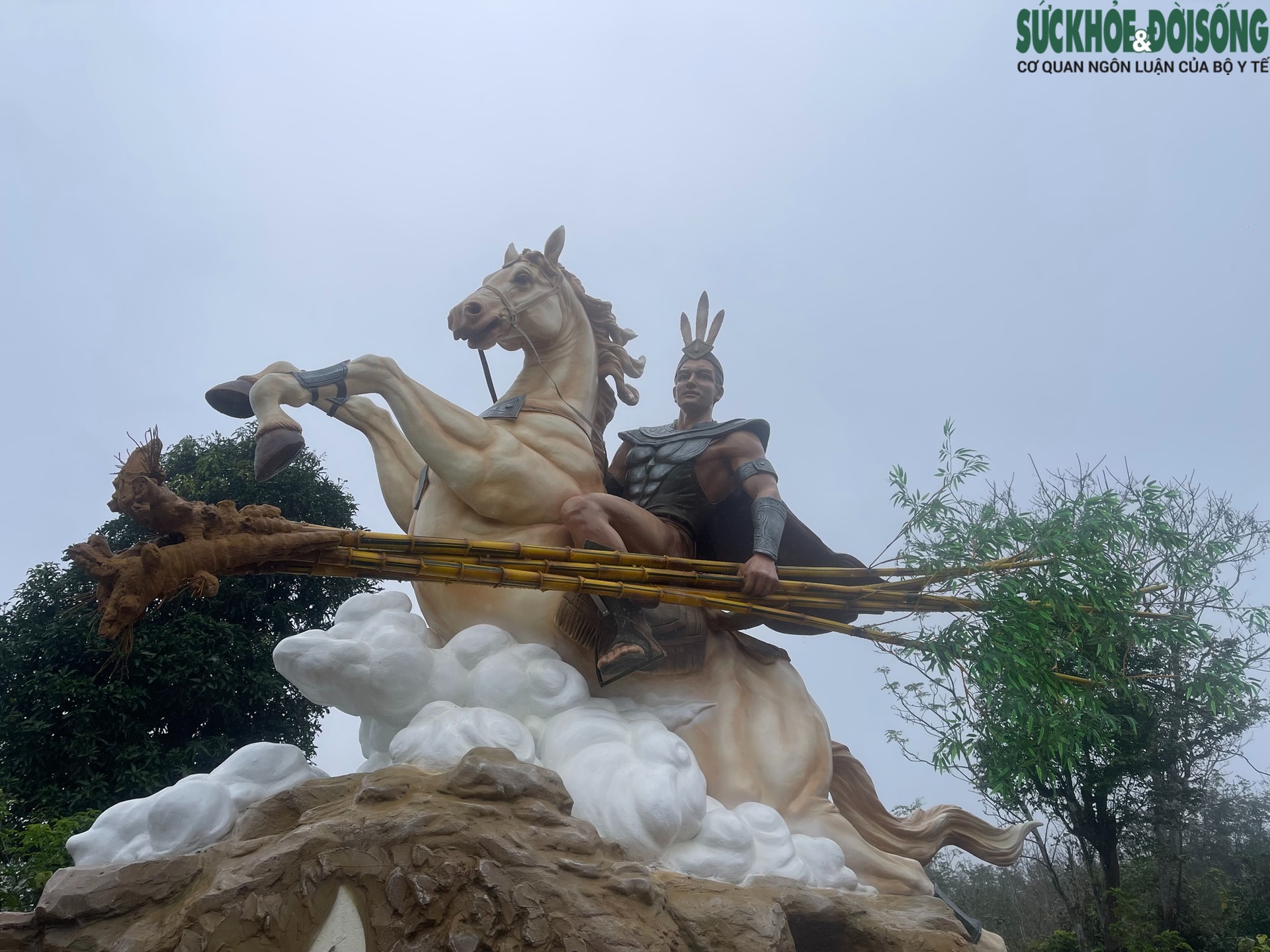 Cận cảnh bức tượng Thánh Gióng cưỡi thiên mã siêu thực gây 'sốt' cộng đồng mạng- Ảnh 4.