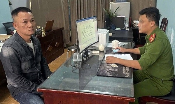 Người đàn ông hành hung tài xế vì bị nhắc không hút thuốc đã trình diện công an- Ảnh 1. Người đàn ông hành hung tài xế vì bị nhắc không hút thuốc đã trình diện công an- Ảnh 1.