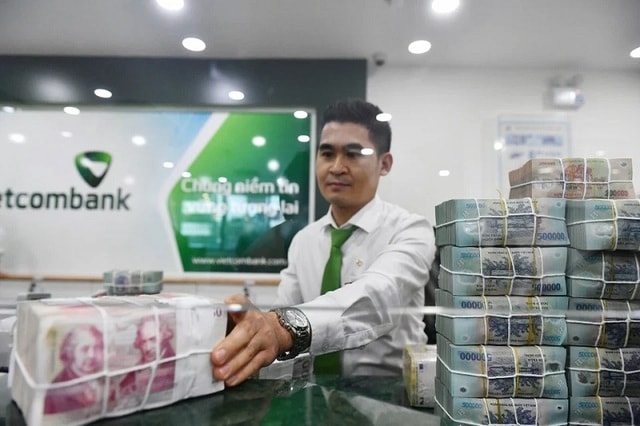 Cổ phiếu VCB của Vietcombank bị xả mạnh- Ảnh 2.