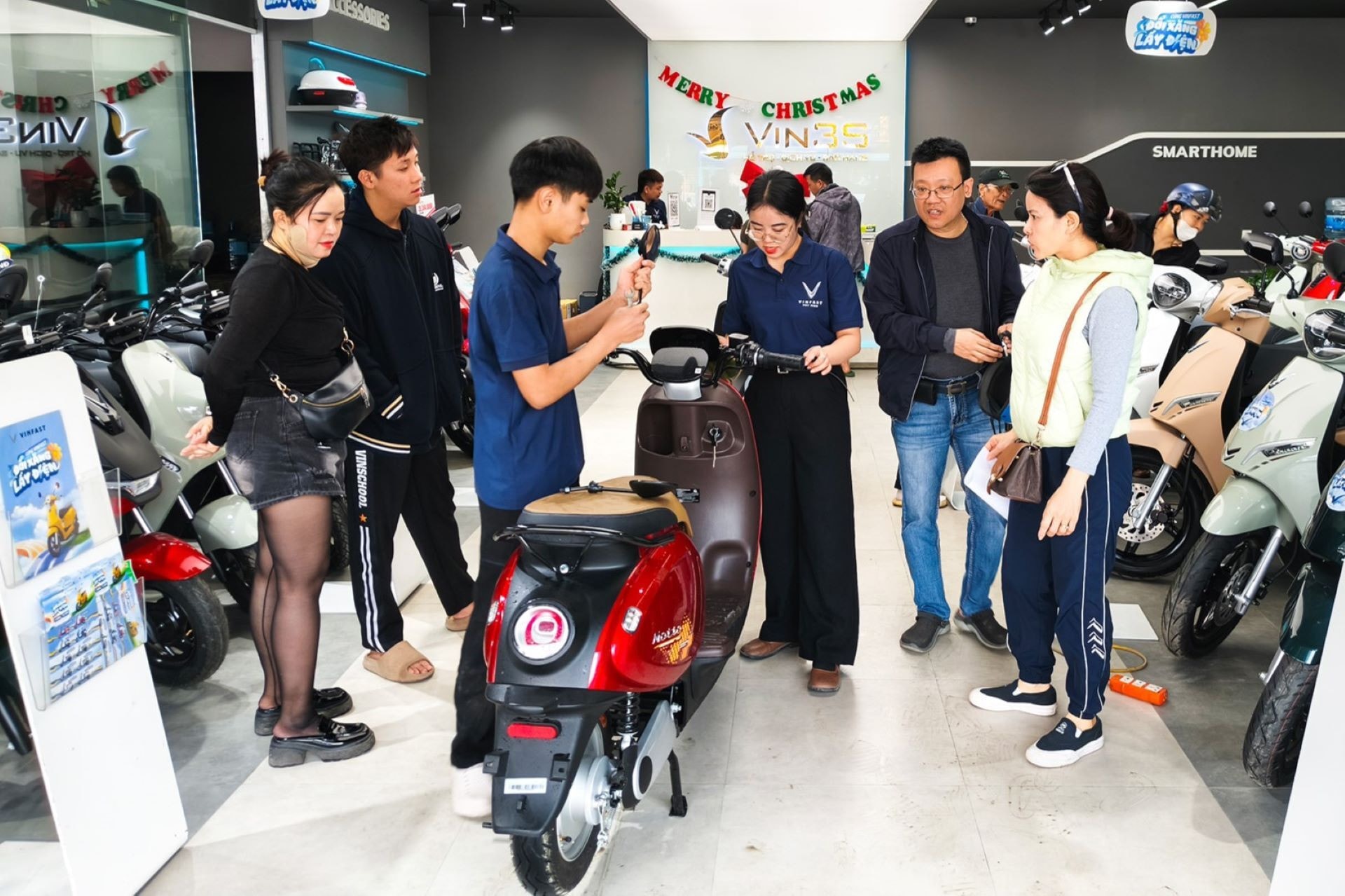 Cửa hàng của anh Hiệu luôn thu hút đông đảo khách hàng.