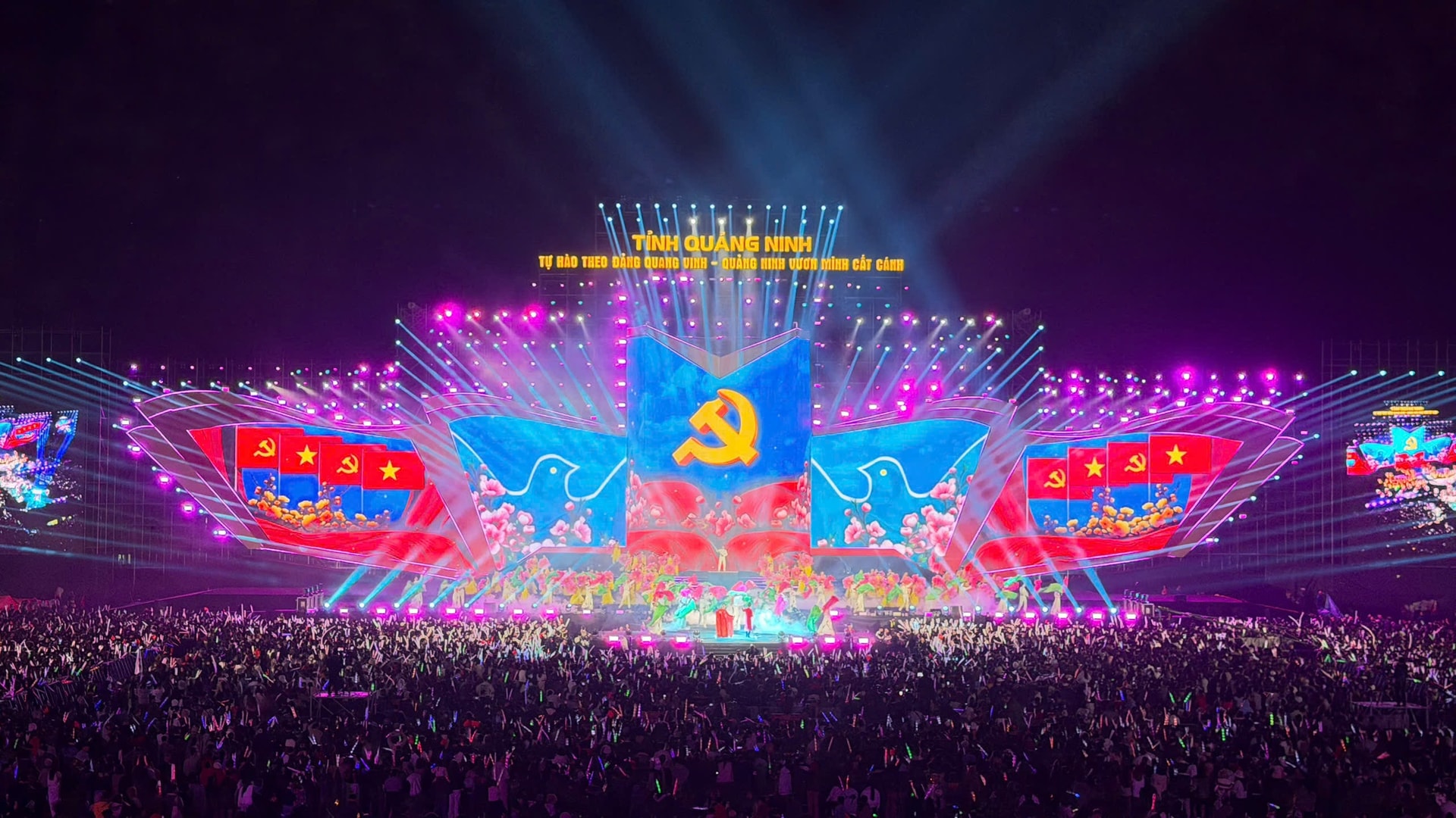 Sân khấu kỷ lục, công nghệ hiện đại tại concert chào mừng thành công Đại hội XIV của Đảng- Ảnh 2. Sân khấu kỷ lục, công nghệ hiện đại tại concert chào mừng thành công Đại hội XIV của Đảng- Ảnh 2.