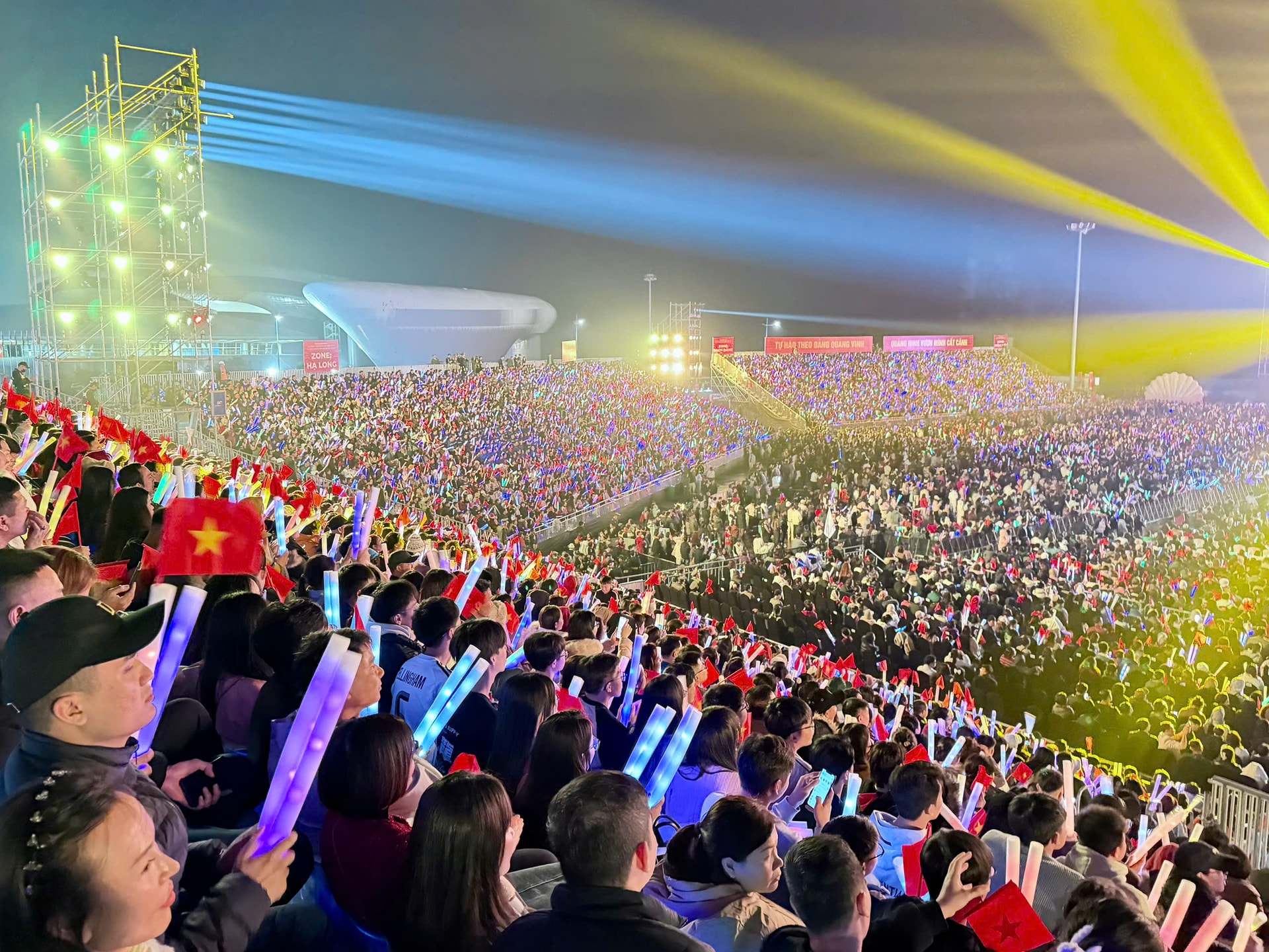 Sân khấu kỷ lục, công nghệ hiện đại tại concert chào mừng thành công Đại hội XIV của Đảng- Ảnh 3. Sân khấu kỷ lục, công nghệ hiện đại tại concert chào mừng thành công Đại hội XIV của Đảng- Ảnh 3.