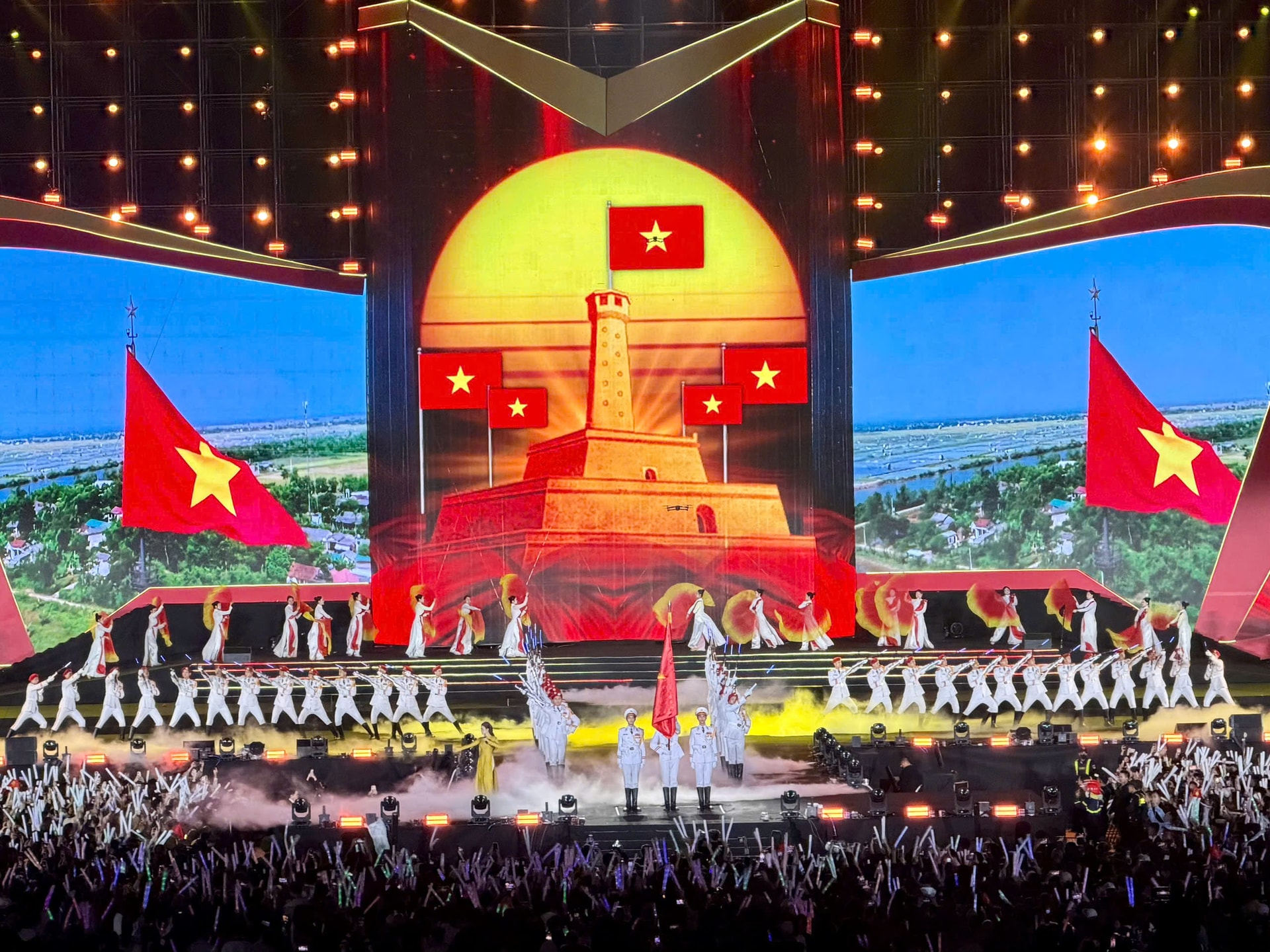 Sân khấu kỷ lục, công nghệ hiện đại tại concert chào mừng thành công Đại hội XIV của Đảng- Ảnh 4. Sân khấu kỷ lục, công nghệ hiện đại tại concert chào mừng thành công Đại hội XIV của Đảng- Ảnh 4.