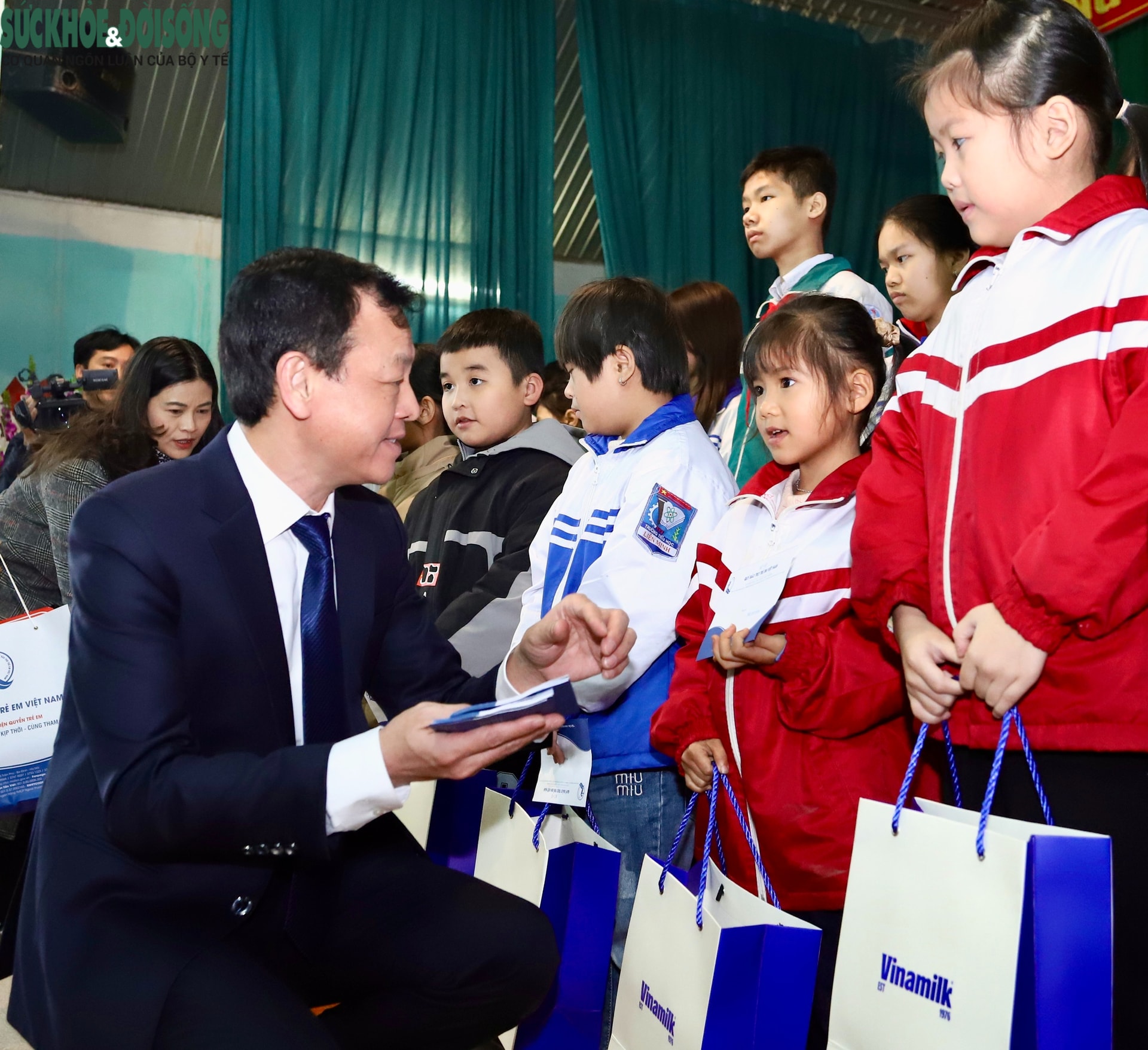 Đoàn công tác Bộ Y tế thăm, tặng quà các cơ sở y tế và trẻ em có hoàn cảnh khó khăn ở Tuyên Quang- Ảnh 8.