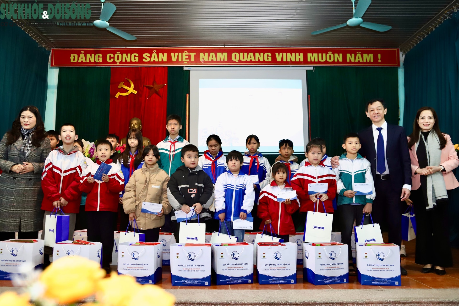 Đoàn công tác Bộ Y tế thăm, tặng quà các cơ sở y tế và trẻ em có hoàn cảnh khó khăn ở Tuyên Quang- Ảnh 9.