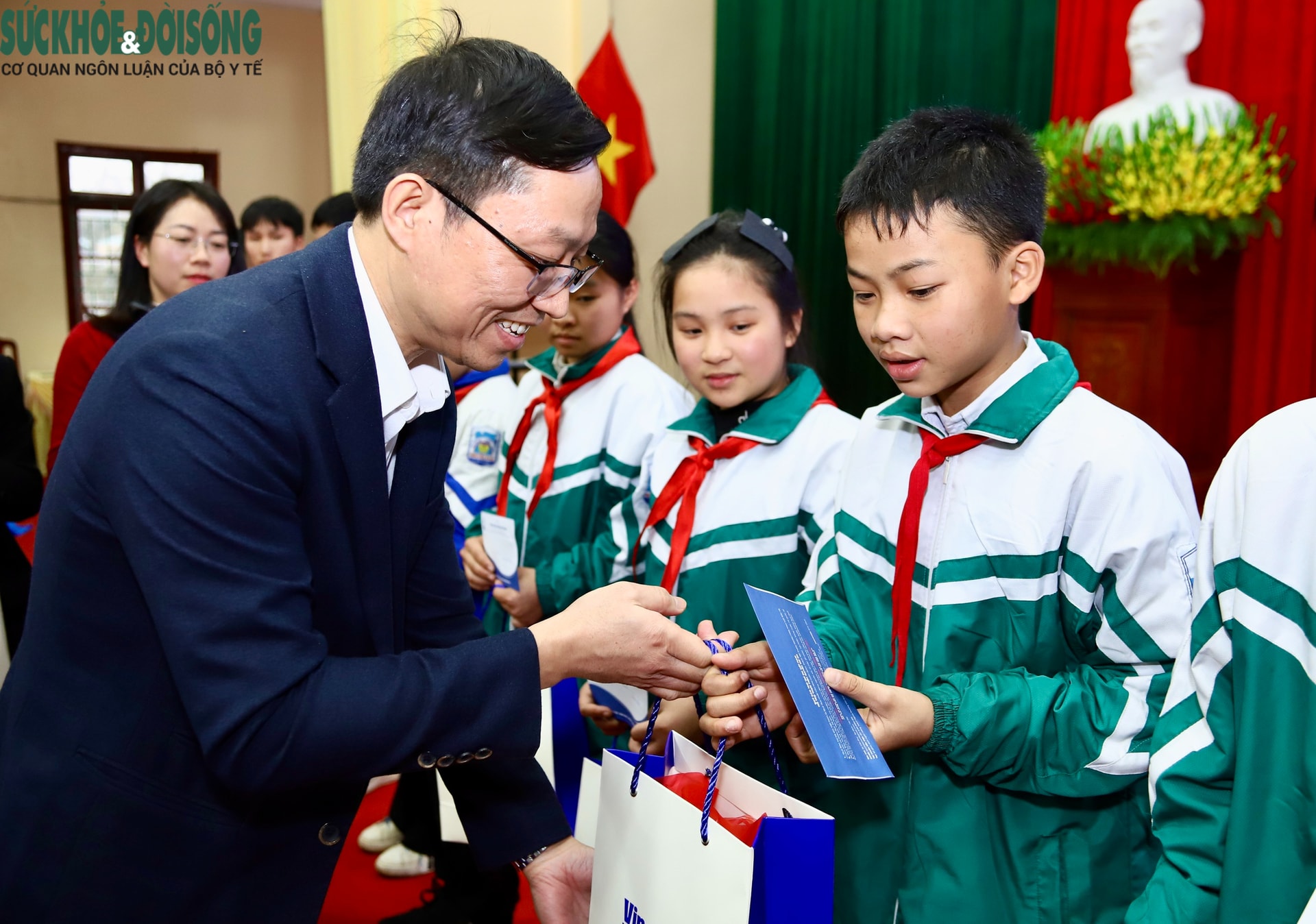 Đoàn công tác Bộ Y tế thăm, tặng quà các cơ sở y tế và trẻ em có hoàn cảnh khó khăn ở Tuyên Quang- Ảnh 17.