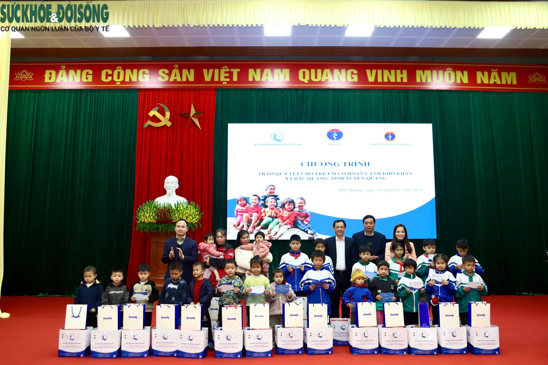 Đoàn công tác Bộ Y tế thăm, tặng quà các cơ sở y tế và trẻ em có hoàn cảnh khó khăn ở Tuyên Quang- Ảnh 18.