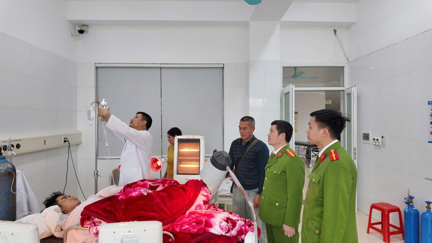 Nam thanh niên ngã xuống biển khi đi câu cá- Ảnh 1. Nam thanh niên ngã xuống biển khi đi câu cá- Ảnh 1.