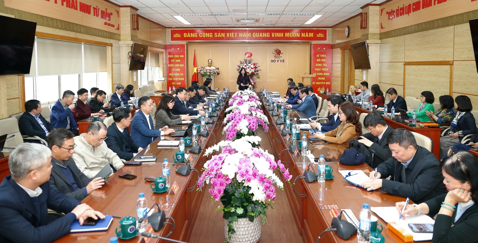 Bộ Y tế nghiên cứu, học tập, quán triệt và triển khai thực hiện Nghị quyết Đại hội XIV của Đảng- Ảnh 2.