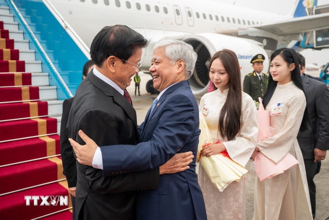 Tổng Bí thư, Chủ tịch nước Lào và Phu nhân đến Hà Nội, bắt đầu thăm cấp Nhà nước tới Việt Nam- Ảnh 2.