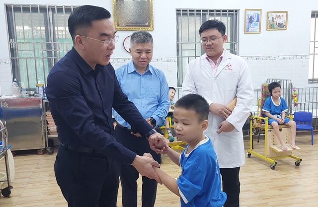 Công đoàn Y tế Việt Nam thăm, động viên cán bộ Trung tâm điều dưỡng, phục hồi chức năng, trợ giúp trẻ em và hỗ trợ người khuyết tật- Ảnh 1. Công đoàn Y tế Việt Nam thăm, động viên cán bộ Trung tâm điều dưỡng, phục hồi chức năng, trợ giúp trẻ em và hỗ trợ người khuyết tật- Ảnh 1.