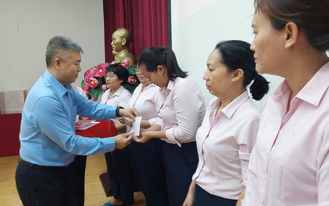 Công đoàn Y tế Việt Nam thăm, động viên cán bộ Trung tâm điều dưỡng, phục hồi chức năng, trợ giúp trẻ em và hỗ trợ người khuyết tật- Ảnh 3. Công đoàn Y tế Việt Nam thăm, động viên cán bộ Trung tâm điều dưỡng, phục hồi chức năng, trợ giúp trẻ em và hỗ trợ người khuyết tật- Ảnh 3.