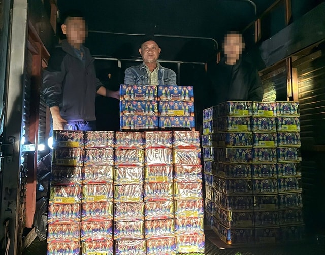 Đang vận chuyển trái phép 150 khối pháo nổ về quê để sử dụng thì bị bắt- Ảnh 1.