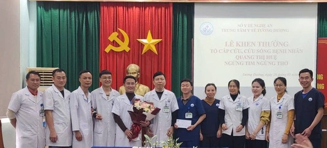 Khen thưởng kíp cấp cứu giành lại sự sống cho bệnh nhân ngừng tim giữa phòng khám- Ảnh 1.