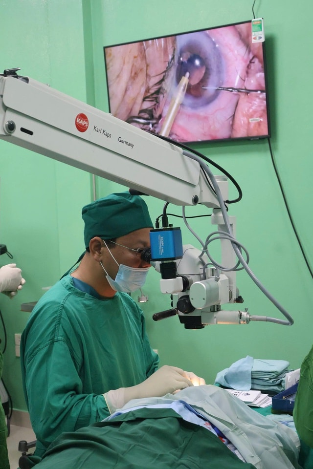 Bệnh viện Mắt Bình Tâm: Không chỉ hướng dẫn mổ, chúng tôi truyền thụ cách làm chủ bàn mổ- Ảnh 2.