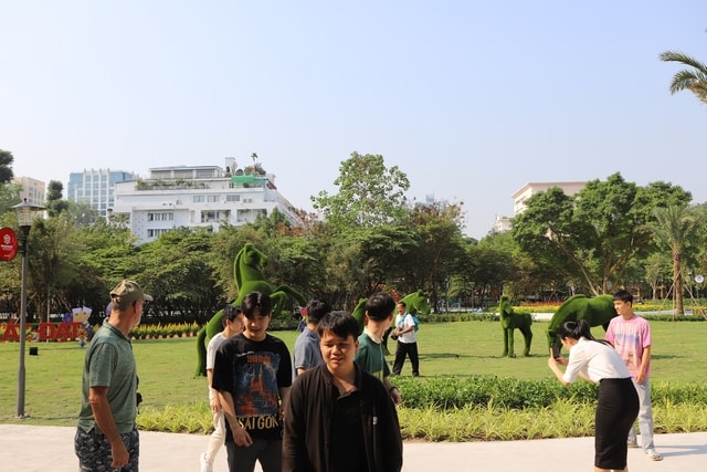 Nhiều người đổ về công viên được xây dựng trên ‘đất vàng’ bỏ hoang ở TPHCM- Ảnh 2.