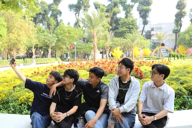 Nhiều người đổ về công viên được xây dựng trên ‘đất vàng’ bỏ hoang ở TPHCM- Ảnh 4.