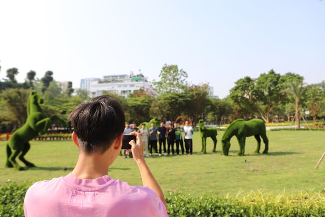 Nhiều người đổ về công viên được xây dựng trên ‘đất vàng’ bỏ hoang ở TPHCM- Ảnh 7.