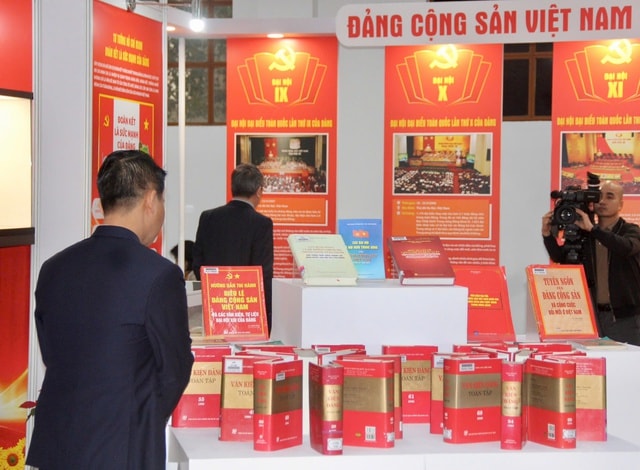 Khai mạc Triển lãm 'Đảng Cộng sản Việt Nam qua các kỳ Đại hội' chào mừng thành công Đại hội XIV- Ảnh 3.