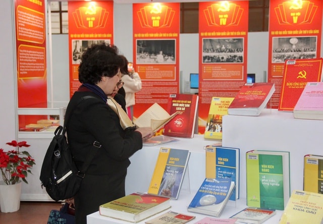 Khai mạc Triển lãm 'Đảng Cộng sản Việt Nam qua các kỳ Đại hội' chào mừng thành công Đại hội XIV- Ảnh 4.