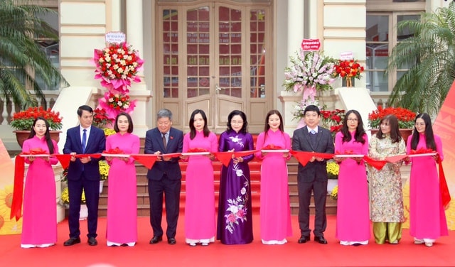 Khai mạc Triển lãm 'Đảng Cộng sản Việt Nam qua các kỳ Đại hội' chào mừng thành công Đại hội XIV- Ảnh 1.