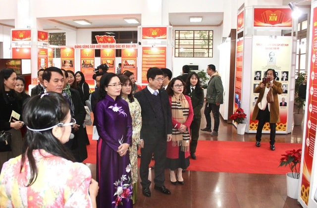 Khai mạc Triển lãm 'Đảng Cộng sản Việt Nam qua các kỳ Đại hội' chào mừng thành công Đại hội XIV- Ảnh 2.