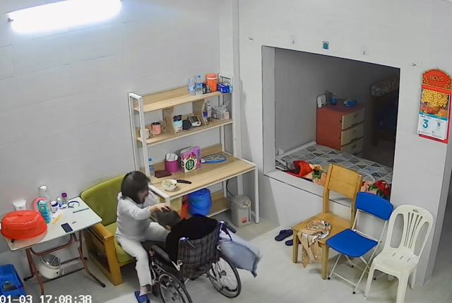 Xác minh thông tin nữ giúp việc dí đầu, tát liên tiếp vào cụ bà ngồi xe lăn, mặc cụ kêu 'đau quá'- Ảnh 3. Xác minh thông tin nữ giúp việc dí đầu, tát liên tiếp vào cụ bà ngồi xe lăn, mặc cụ kêu 'đau quá'- Ảnh 3.