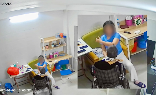 Công an điều tra vụ cụ bà 90 tuổi ngồi xe lăn nghi bị giúp việc bạo hành- Ảnh 1. Công an điều tra vụ cụ bà 90 tuổi ngồi xe lăn nghi bị giúp việc bạo hành- Ảnh 1.