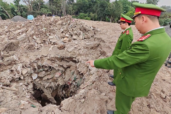 Hà Nội: Phát hiện, xử lý đường dây đổ trộm gần 8.000 tấn chất thải tại xã Bát Tràng- Ảnh 3. Hà Nội: Phát hiện, xử lý đường dây đổ trộm gần 8.000 tấn chất thải tại xã Bát Tràng- Ảnh 3.