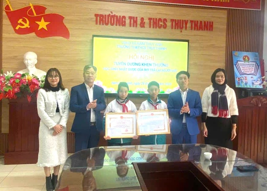 Đi học, hai học sinh lớp 6 nhặt được số tiền lớn  đánh rơi - Ảnh 1.