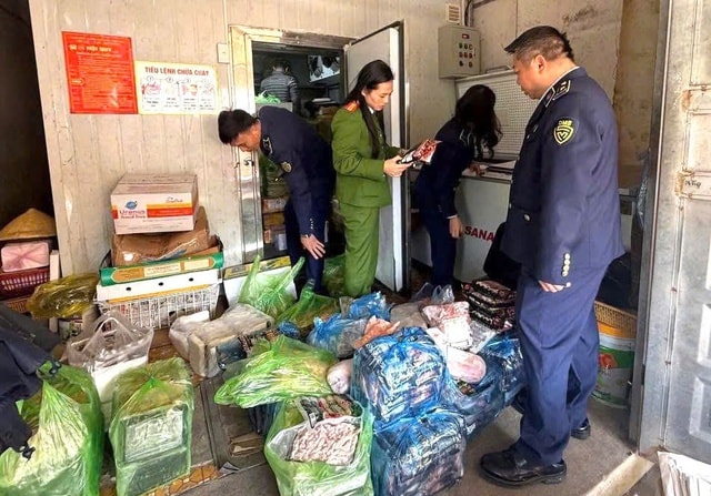 Thu giữ hơn 1 tấn thực phẩm không rõ nguồn gốc chuẩn bị tuồn ra thị trường- Ảnh 1. Thu giữ hơn 1 tấn thực phẩm không rõ nguồn gốc chuẩn bị tuồn ra thị trường- Ảnh 1.
