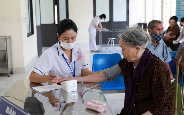 Thứ trưởng Bộ Y tế Đỗ Xuân Tuyên: Khám sức khỏe định kỳ miễn phí là nền tảng tiến tới miễn viện phí cơ bản- Ảnh 3.