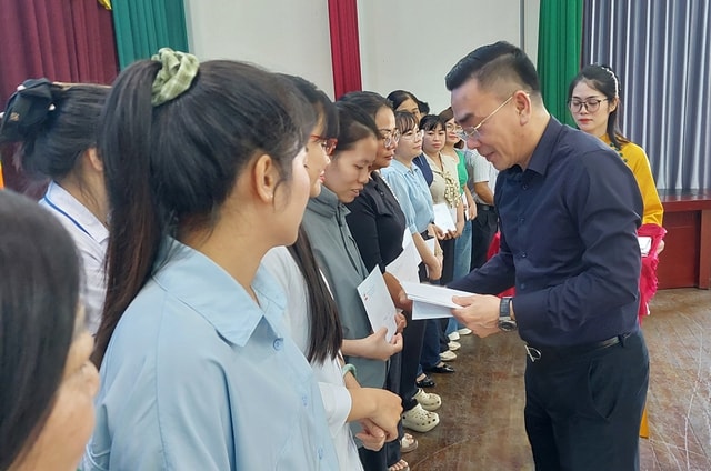 Công đoàn Y tế Việt Nam thăm, động viên cán bộ y tế làm việc trong môi trường đặc thù tại TPHCM và Đồng Nai- Ảnh 2. Công đoàn Y tế Việt Nam thăm, động viên cán bộ y tế làm việc trong môi trường đặc thù tại TPHCM và Đồng Nai- Ảnh 2.