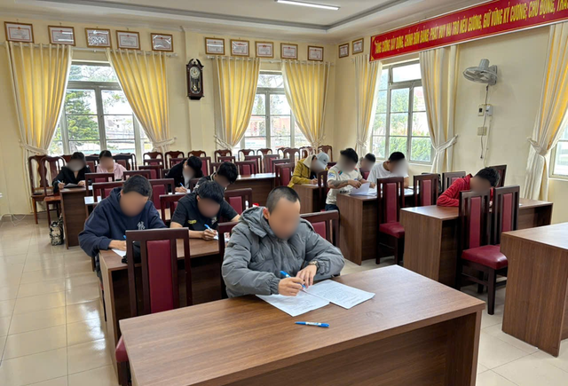 Công an Lâm Đồng tiếp nhận nhiều nạn nhân sập bẫy 'việc nhẹ, lương cao' từ Campuchia- Ảnh 2.