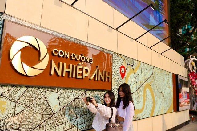 Người dân thích thú check-in Con đường nhiếp ảnh 'độc nhất vô nhị' ở TPHCM- Ảnh 2.