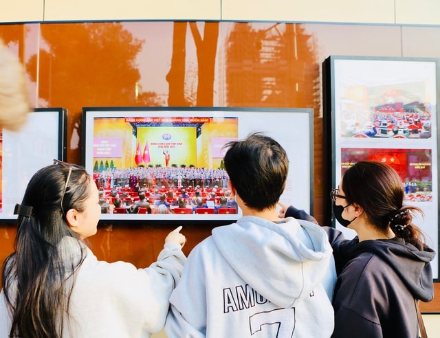 Người dân thích thú check-in Con đường nhiếp ảnh 'độc nhất vô nhị' ở TPHCM- Ảnh 3.